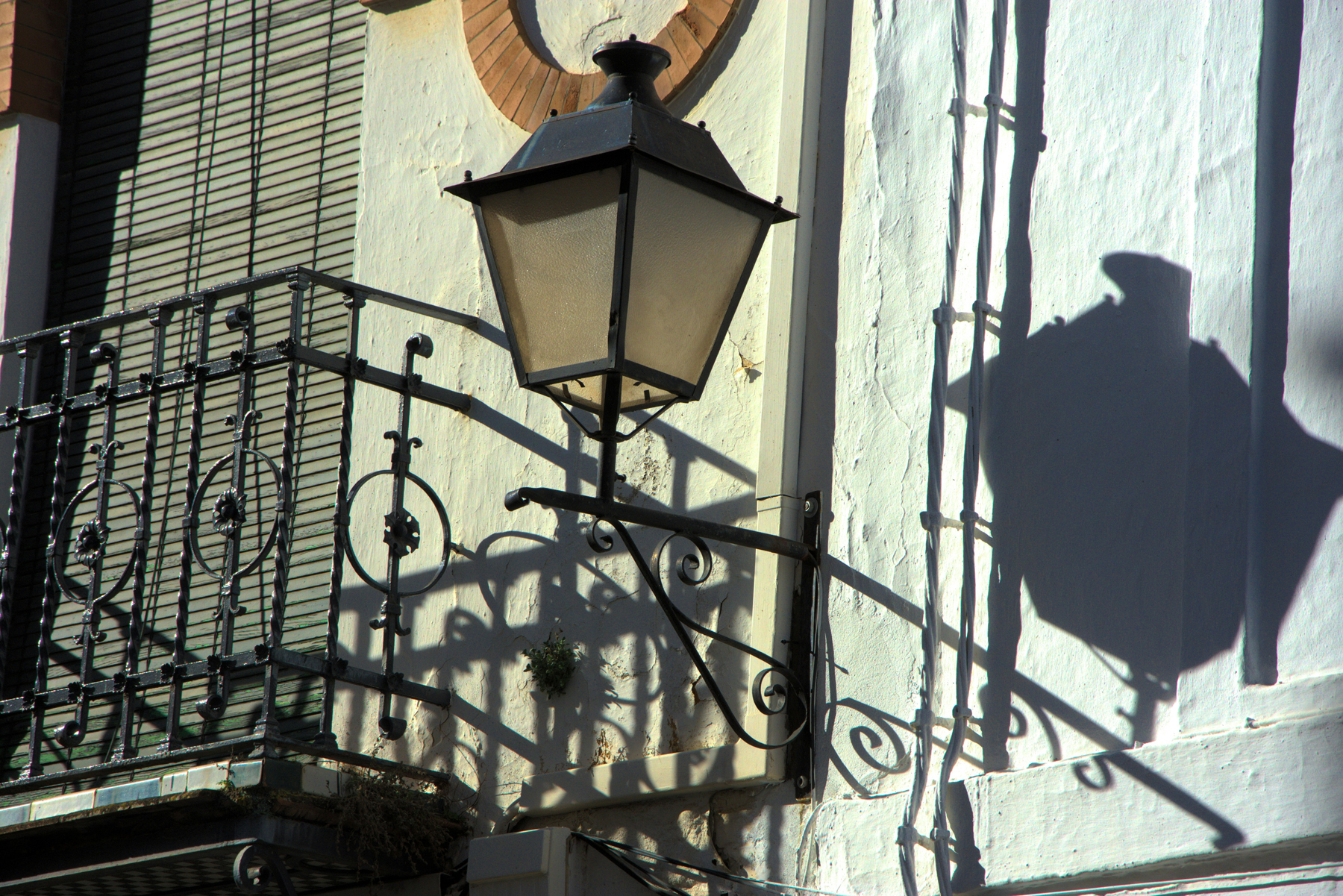 Außenjalousien am Gebäude im Tageslicht
