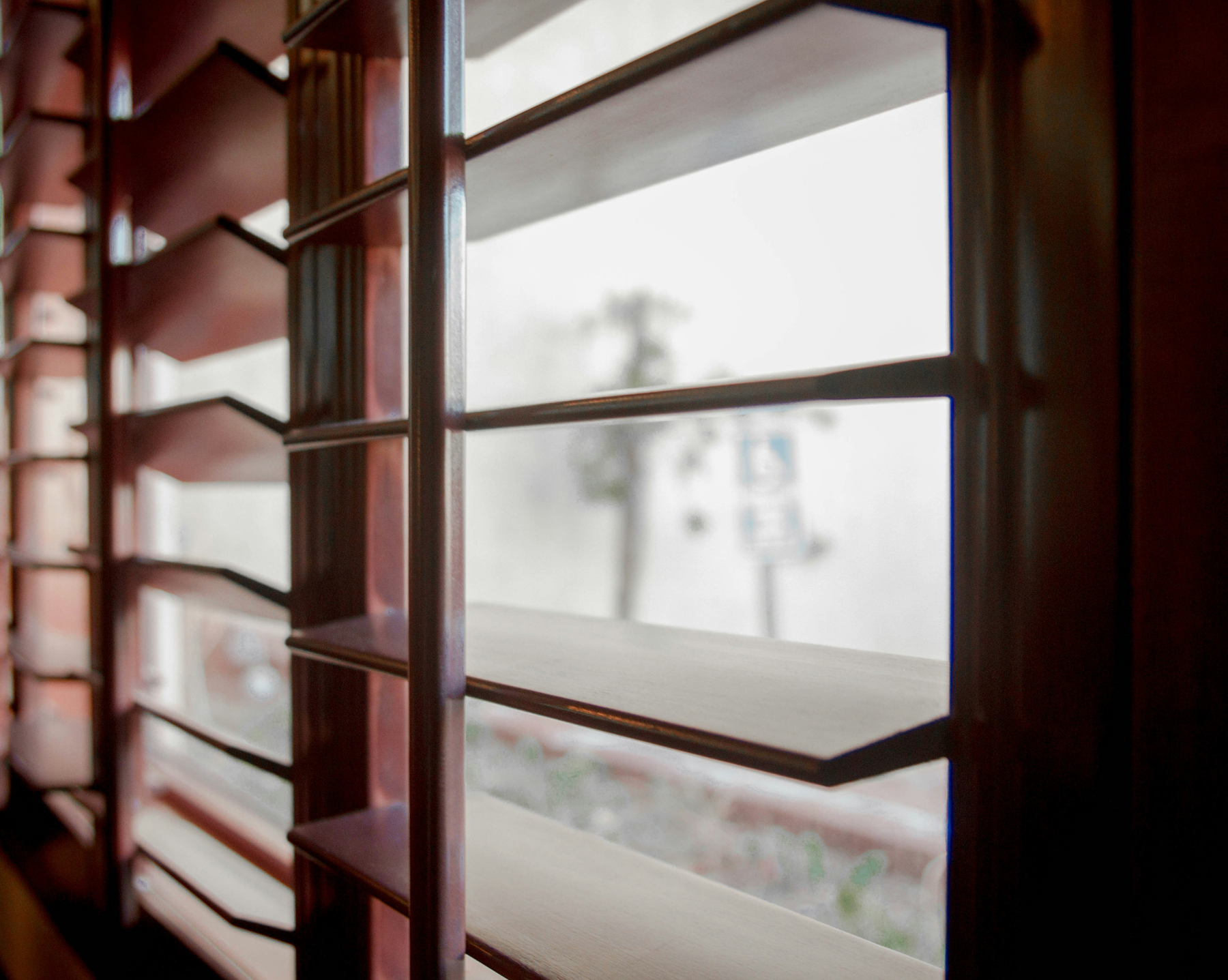 Holzjalousien am Fenster