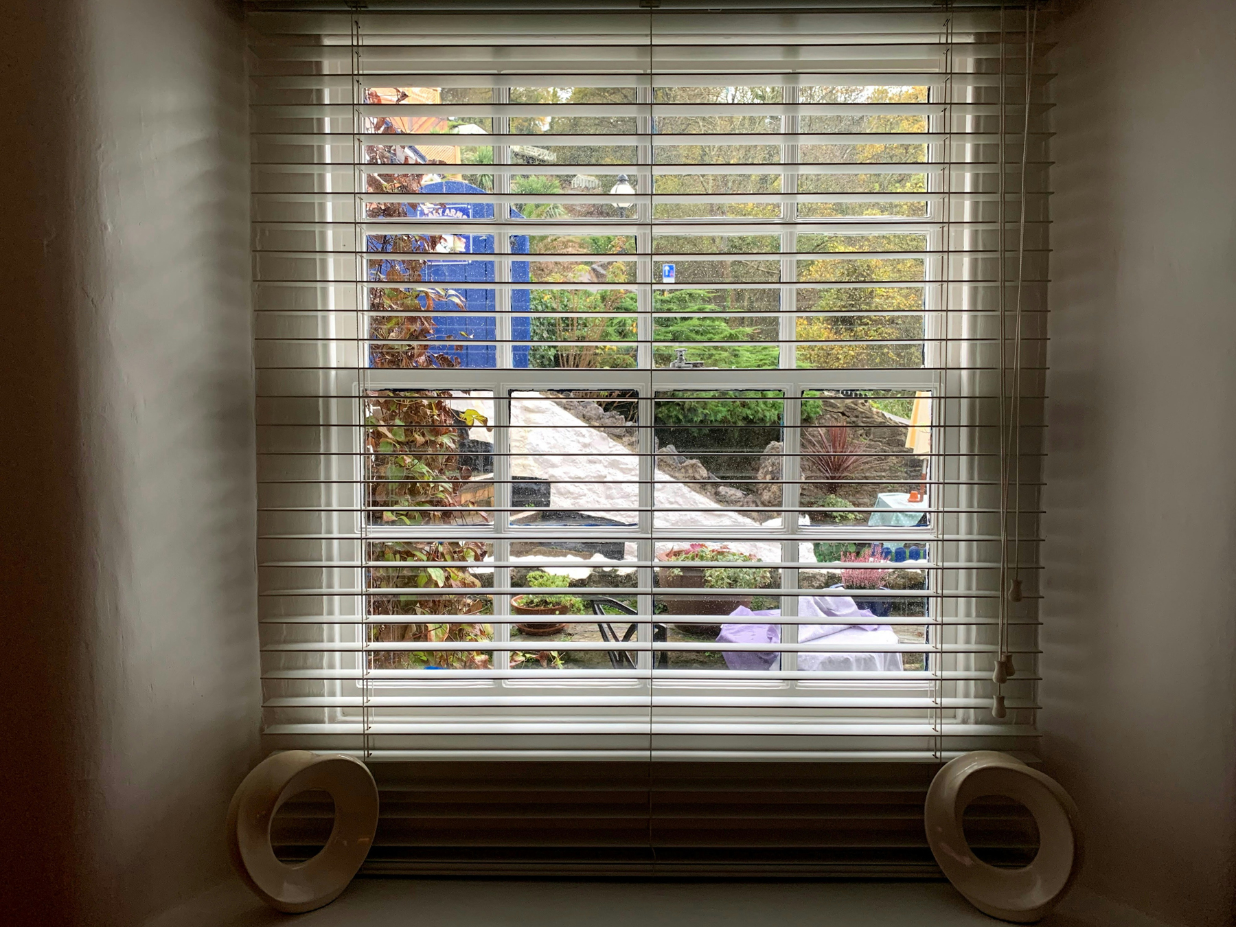 Jalousien am Fenster im Innenraum
