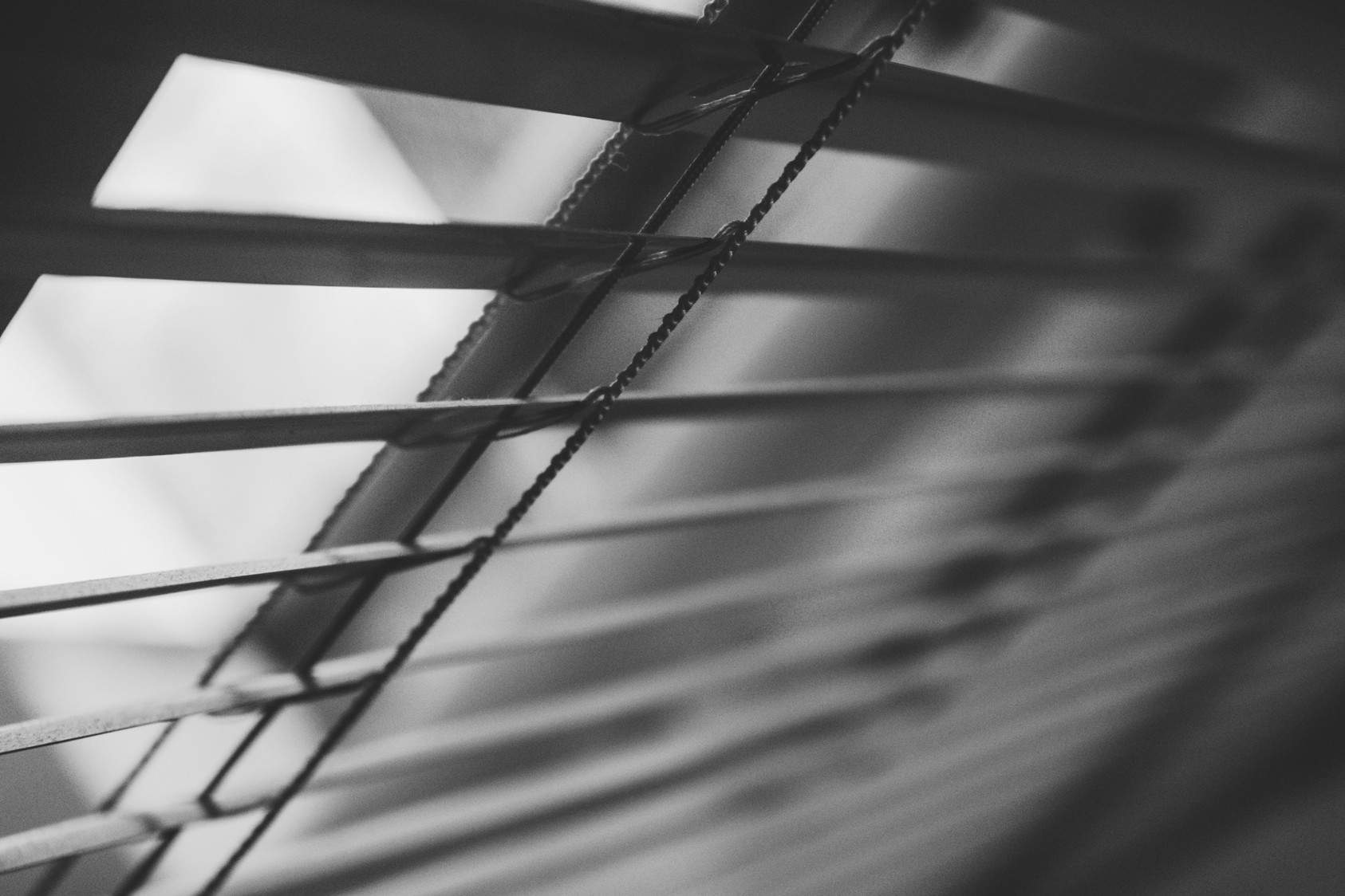 Verschmutzte Jalousien am Fenster