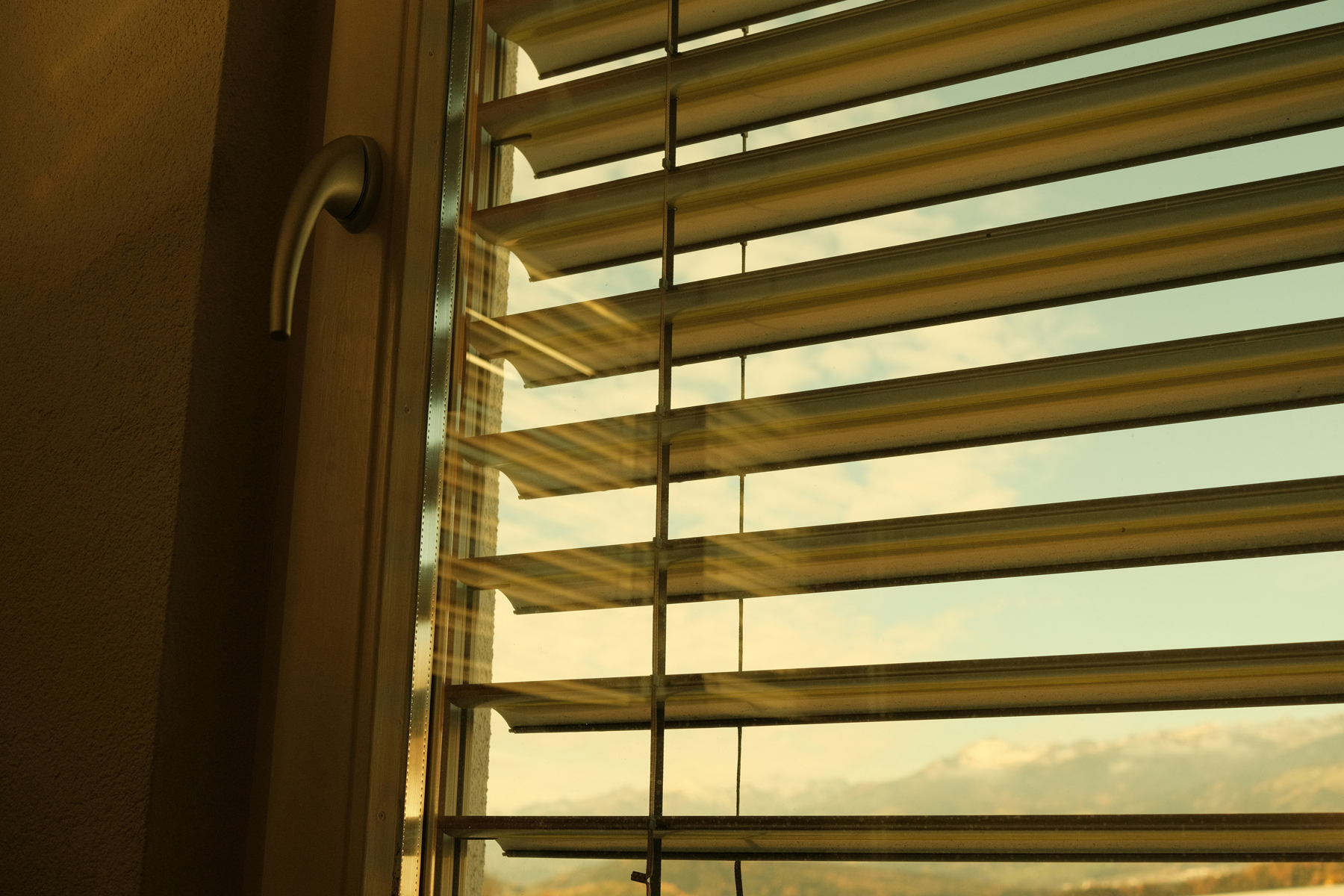 Vergilbte Jalousien am Fenster